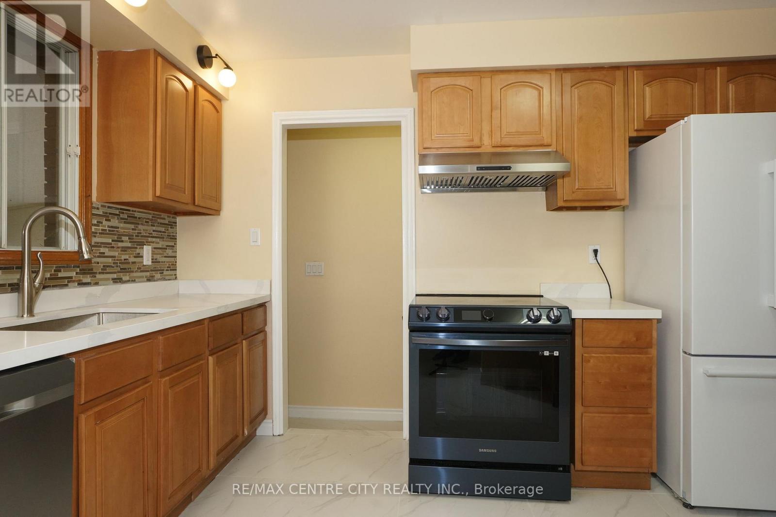 Photo 10 of 31 for 136 Concord Crescent