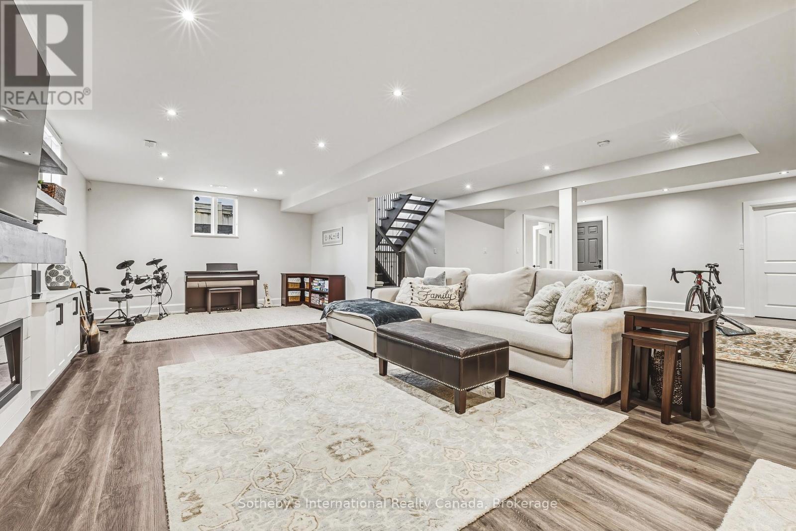 476 Patricia Drive, Burlington, Ontario  L7T 1K2 - Photo 37 - W12879324