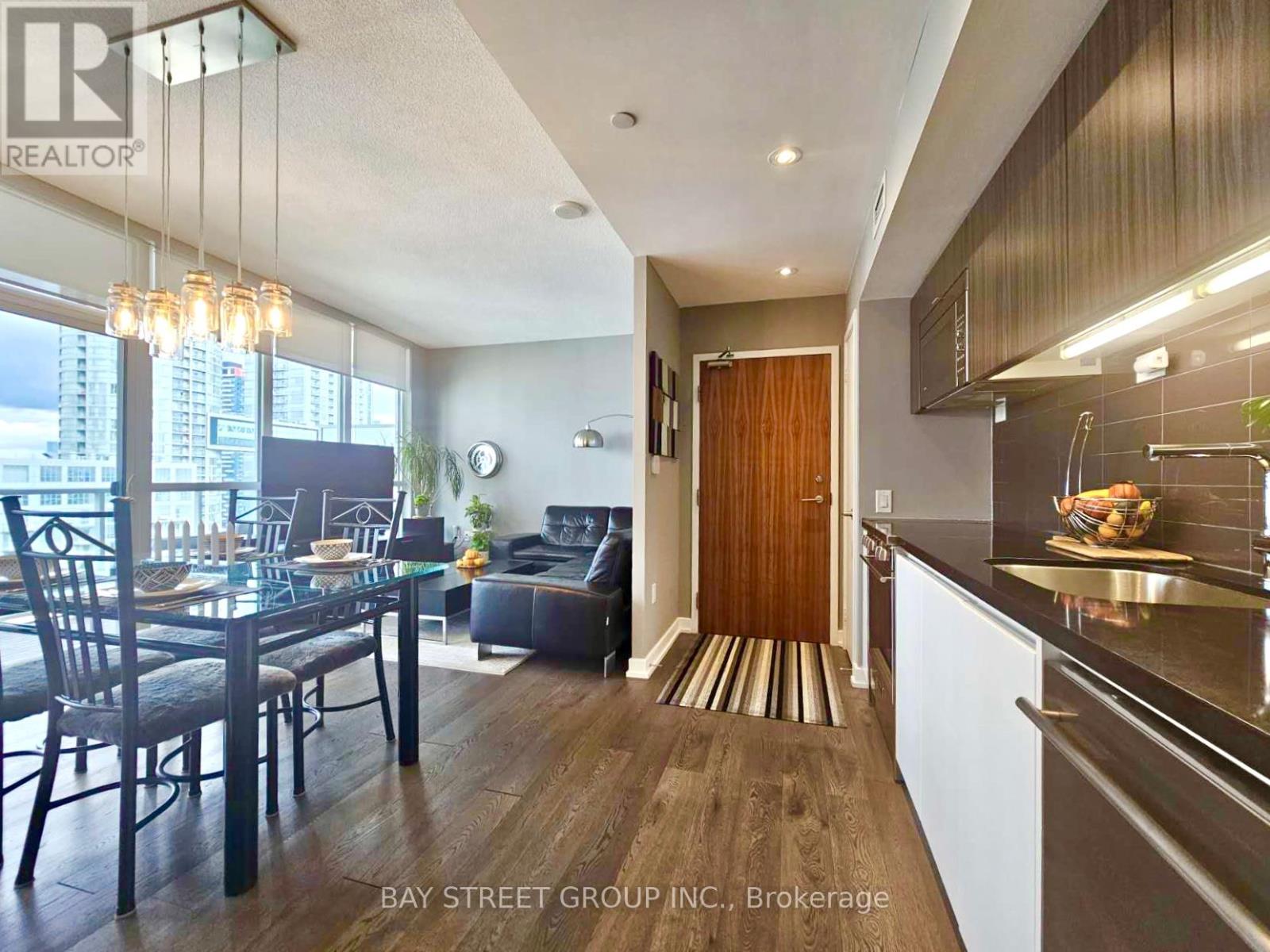 <div class="slider-price">$769,900</div><p>3015 - 75 Queens Wharf Road, Toronto, Ontario</p>