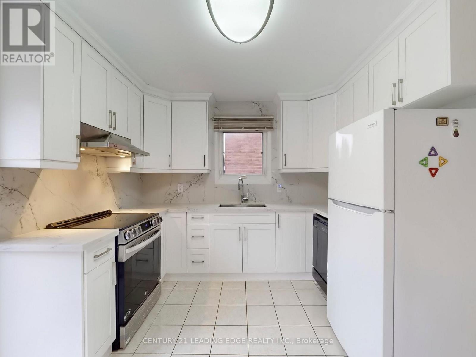 176 Large Crescent, Ajax (Central West), Ontario  L1T 2R2 - Photo 10 - E12879366