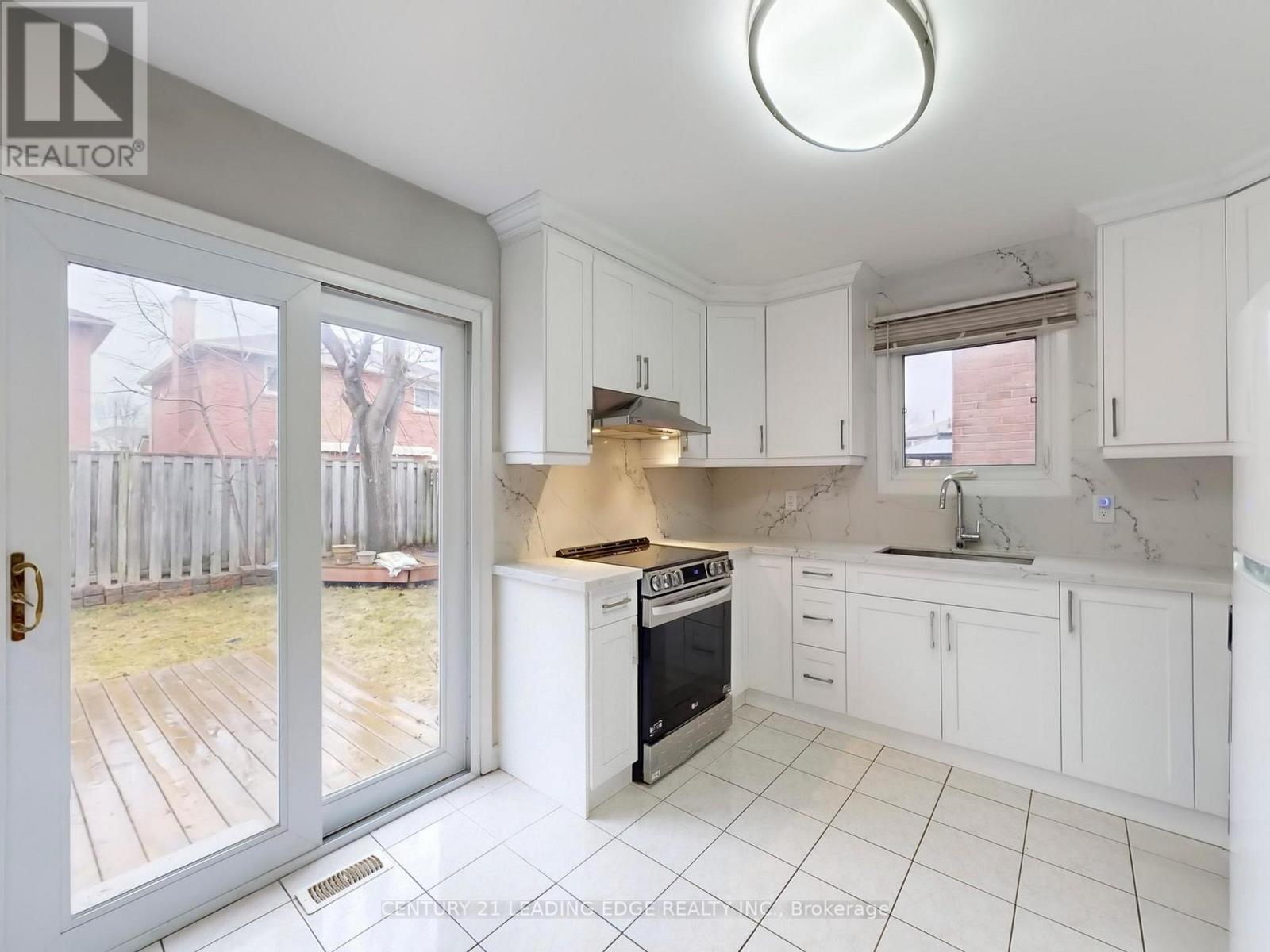 176 Large Crescent, Ajax (Central West), Ontario  L1T 2R2 - Photo 11 - E12879366