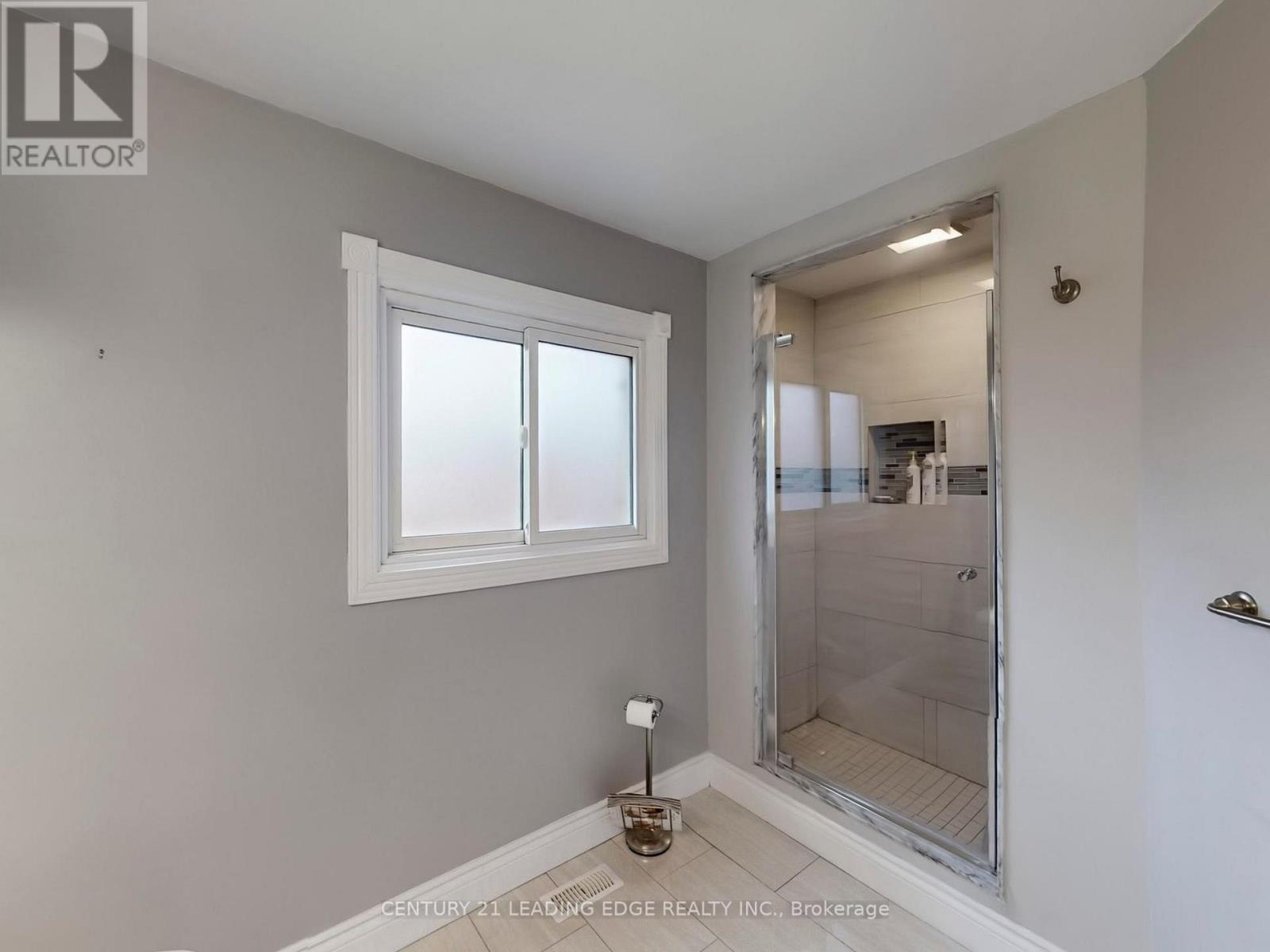 176 Large Crescent, Ajax (Central West), Ontario  L1T 2R2 - Photo 29 - E12879366