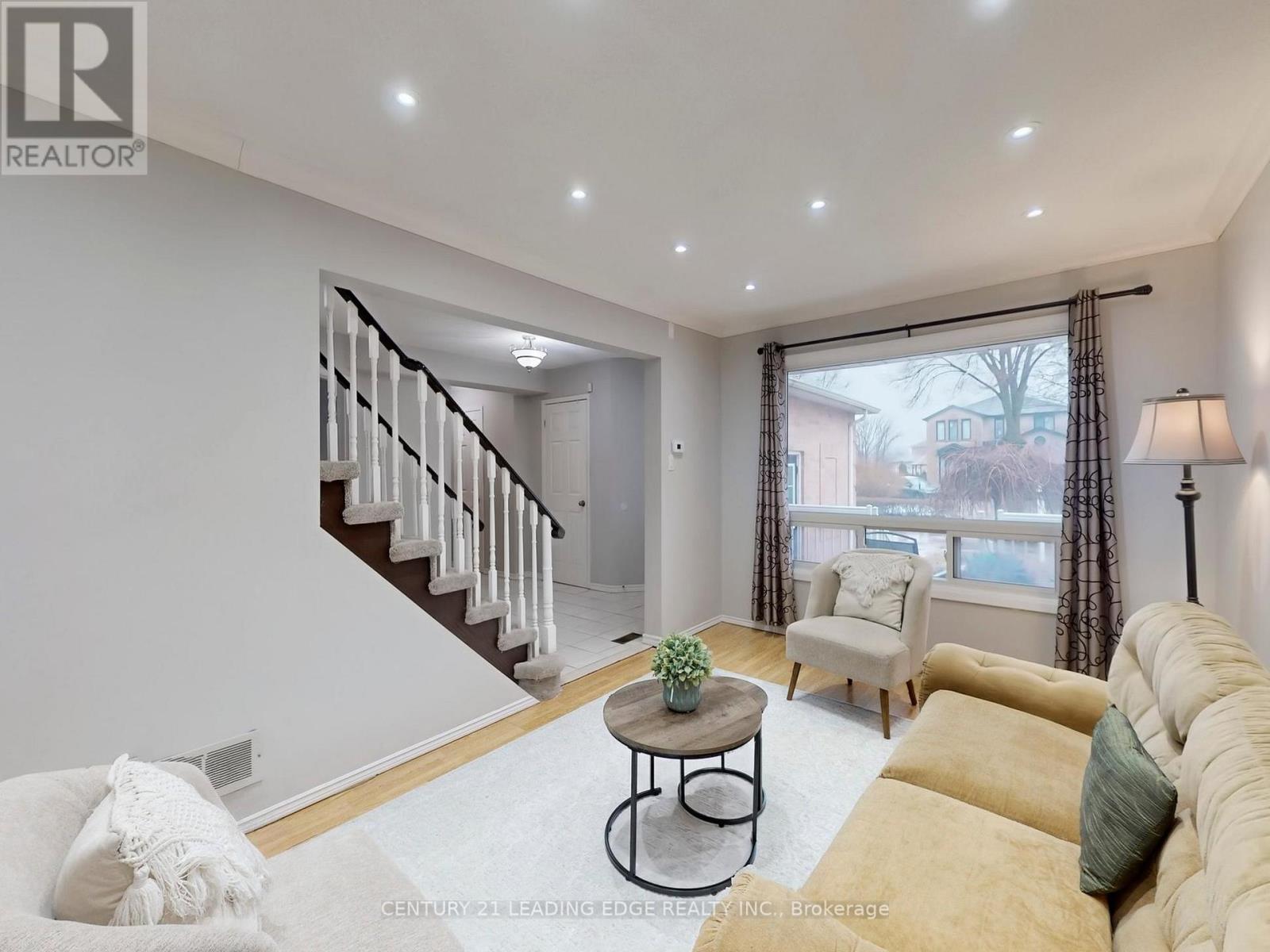 176 Large Crescent, Ajax (Central West), Ontario  L1T 2R2 - Photo 5 - E12879366