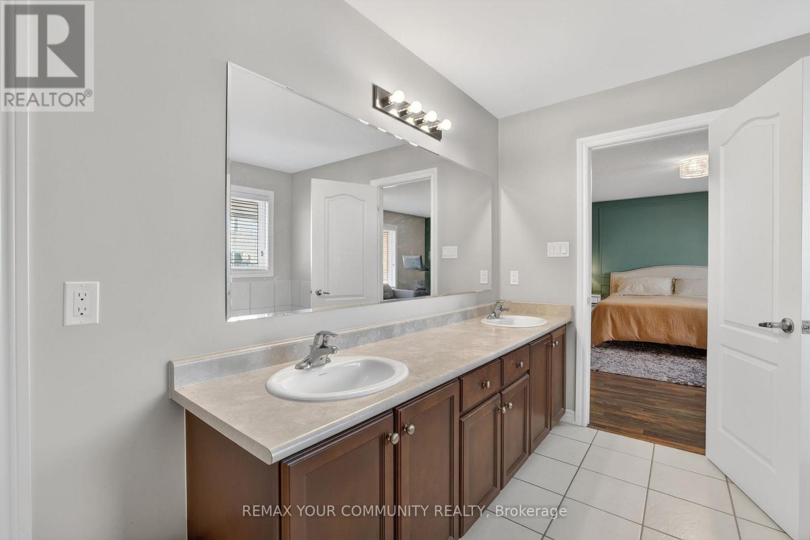 153 Hopkins Crescent, Bradford West Gwillimbury (Bradford), Ontario  L3Z 0R7 - Photo 42 - N12879422