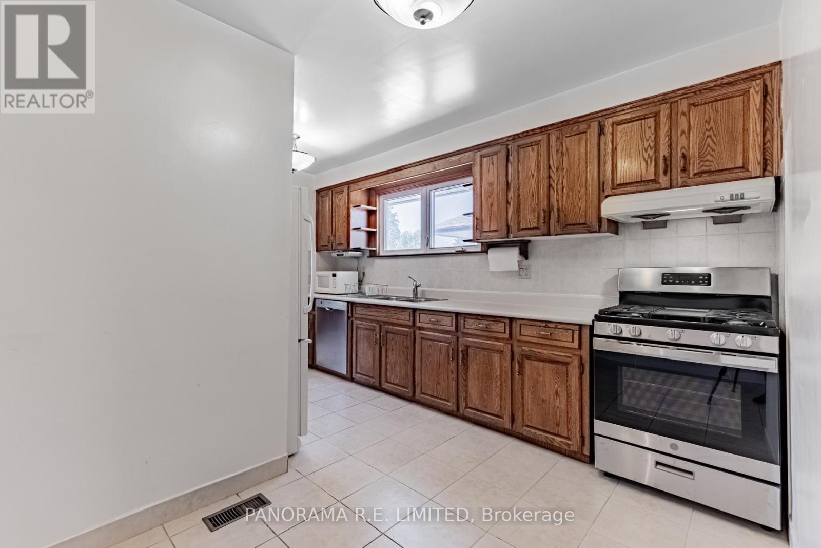 53 Vanguard Drive, Toronto (Islington-City Centre West), Ontario  M9B 5E8 - Photo 10 - W12874378