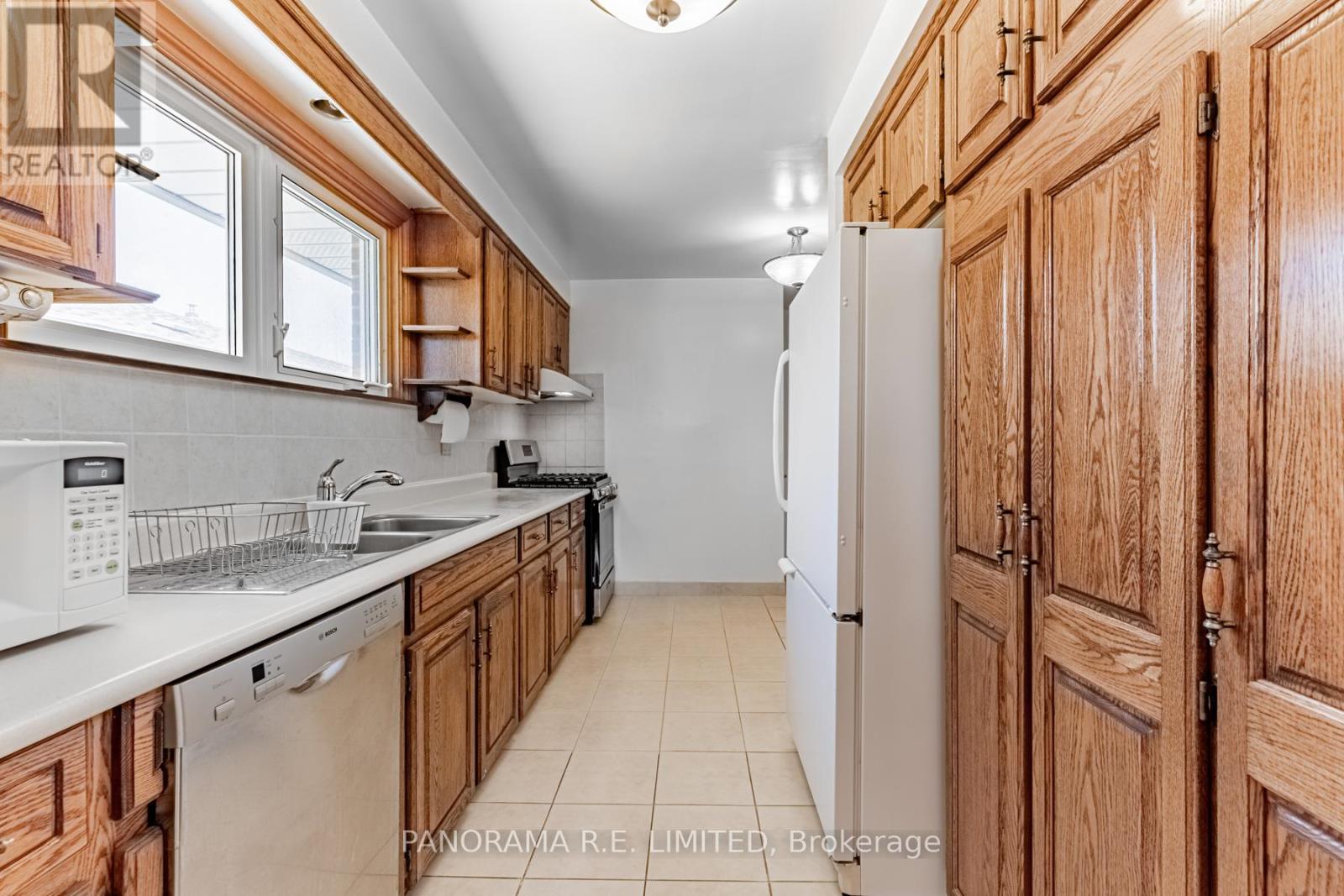 53 Vanguard Drive, Toronto (Islington-City Centre West), Ontario  M9B 5E8 - Photo 9 - W12874378