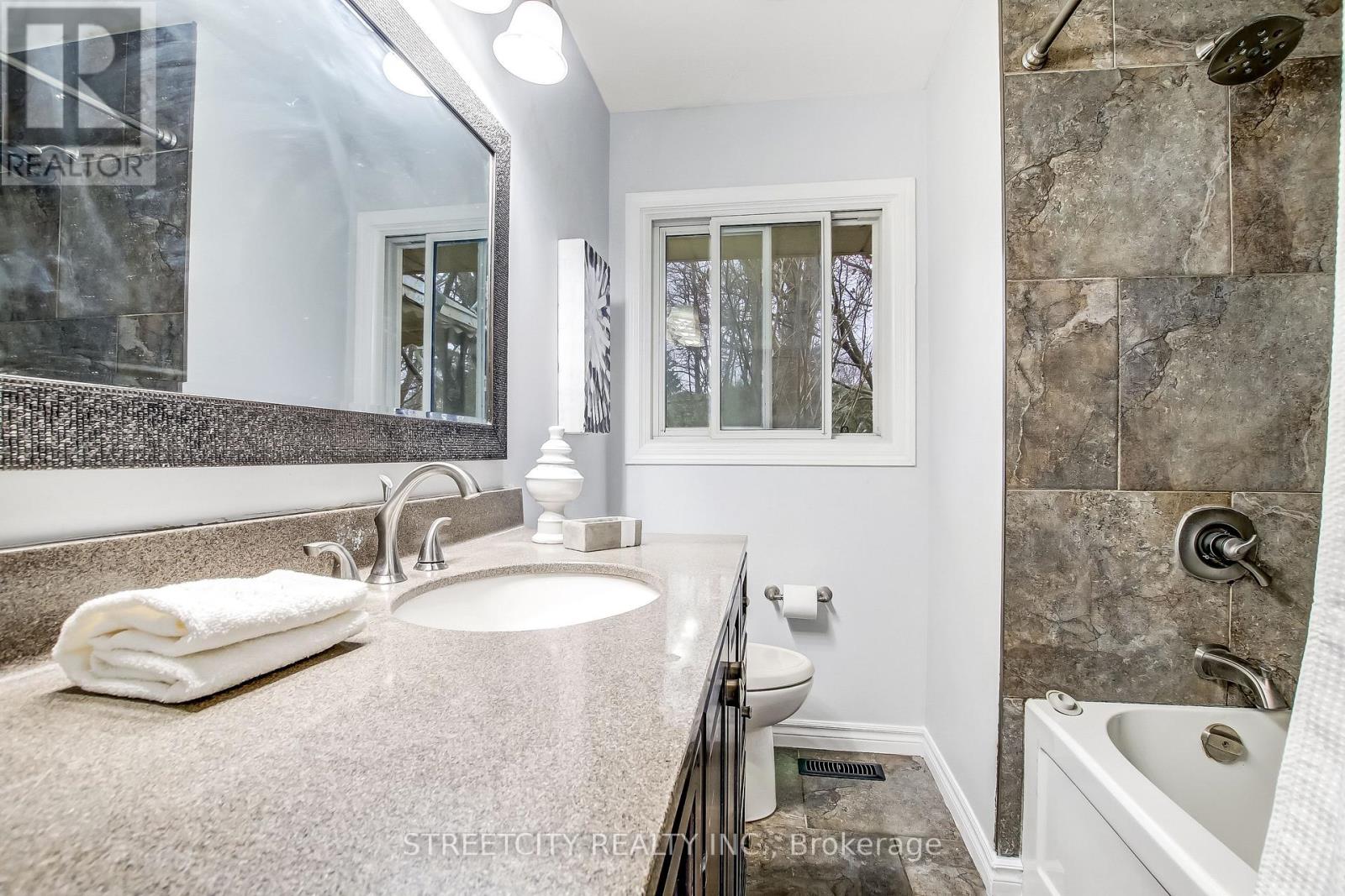 Photo 11 of 27 for 554 Leyton Crescent