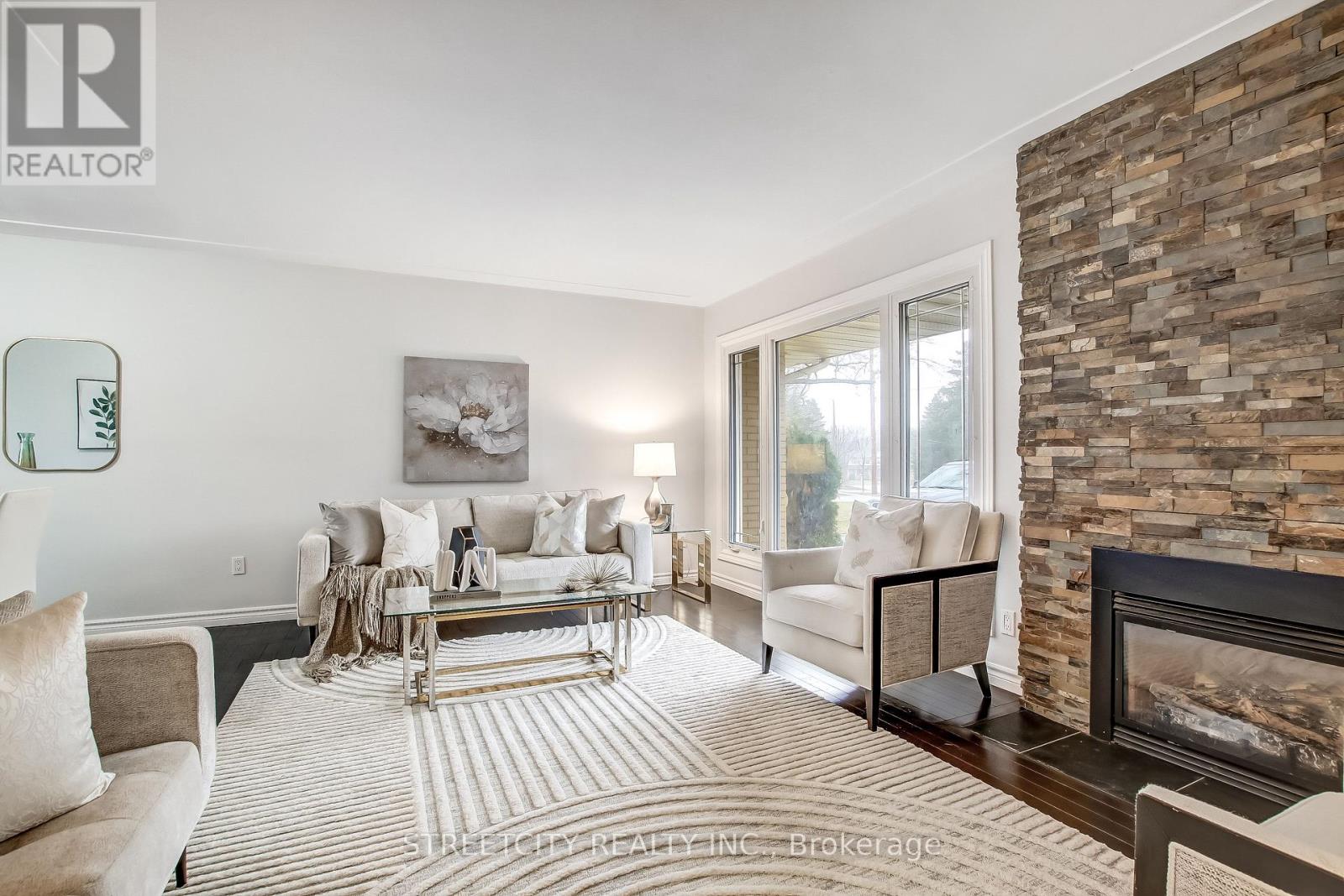 Photo 4 of 27 for 554 Leyton Crescent