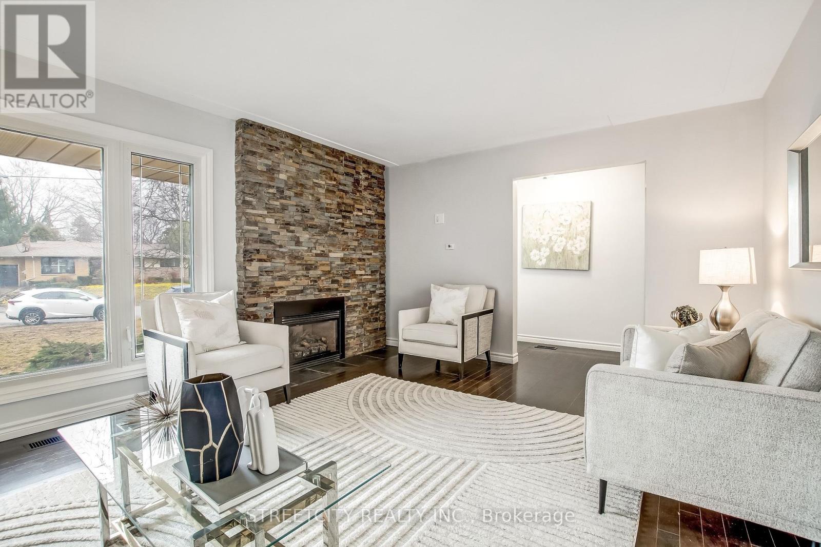 Photo 5 of 27 for 554 Leyton Crescent