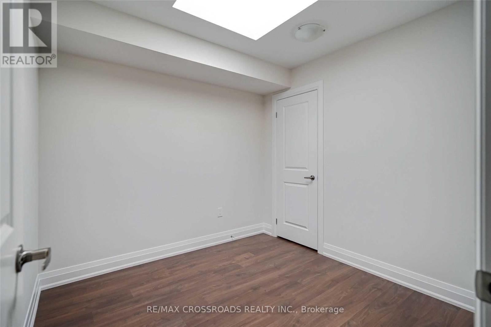 37 Creekbank Road, Toronto (Rustic), Ontario  M6L 0A3 - Photo 10 - W12879318