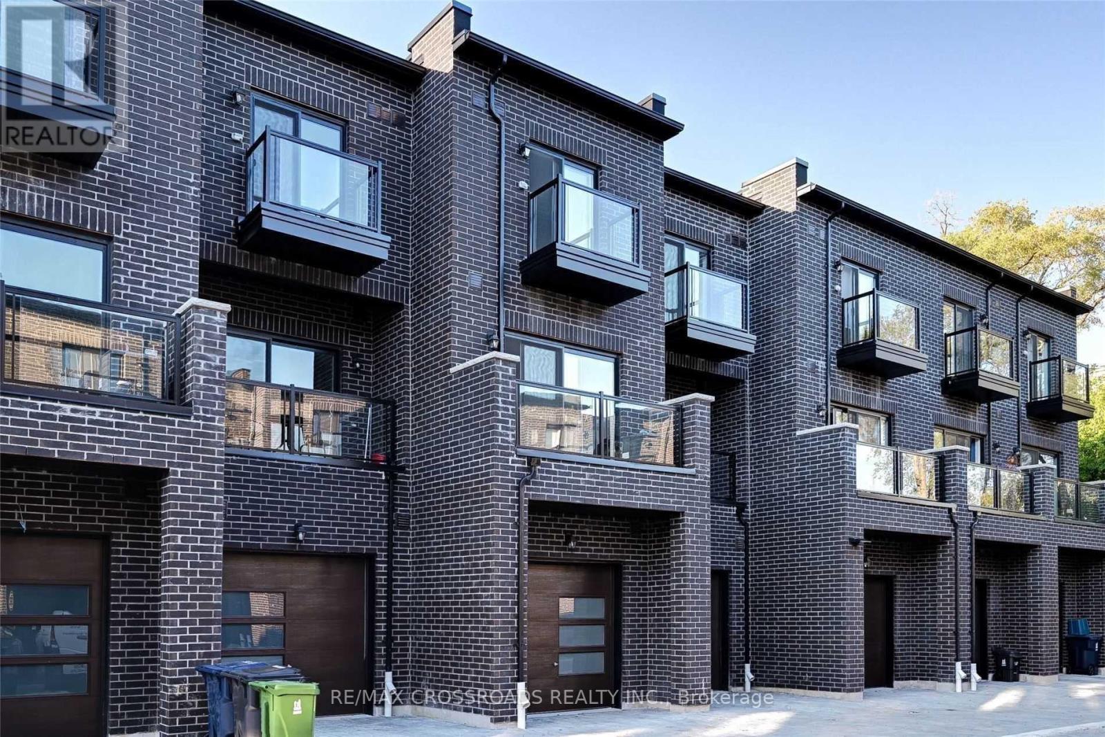 37 Creekbank Road, Toronto (Rustic), Ontario  M6L 0A3 - Photo 13 - W12879318