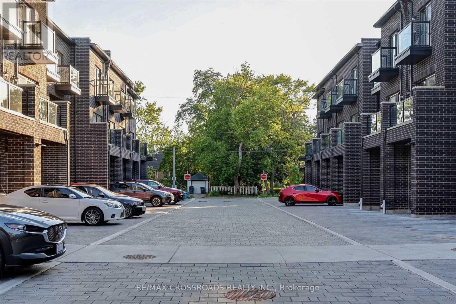 37 Creekbank Road, Toronto (Rustic), Ontario  M6L 0A3 - Photo 14 - W12879318