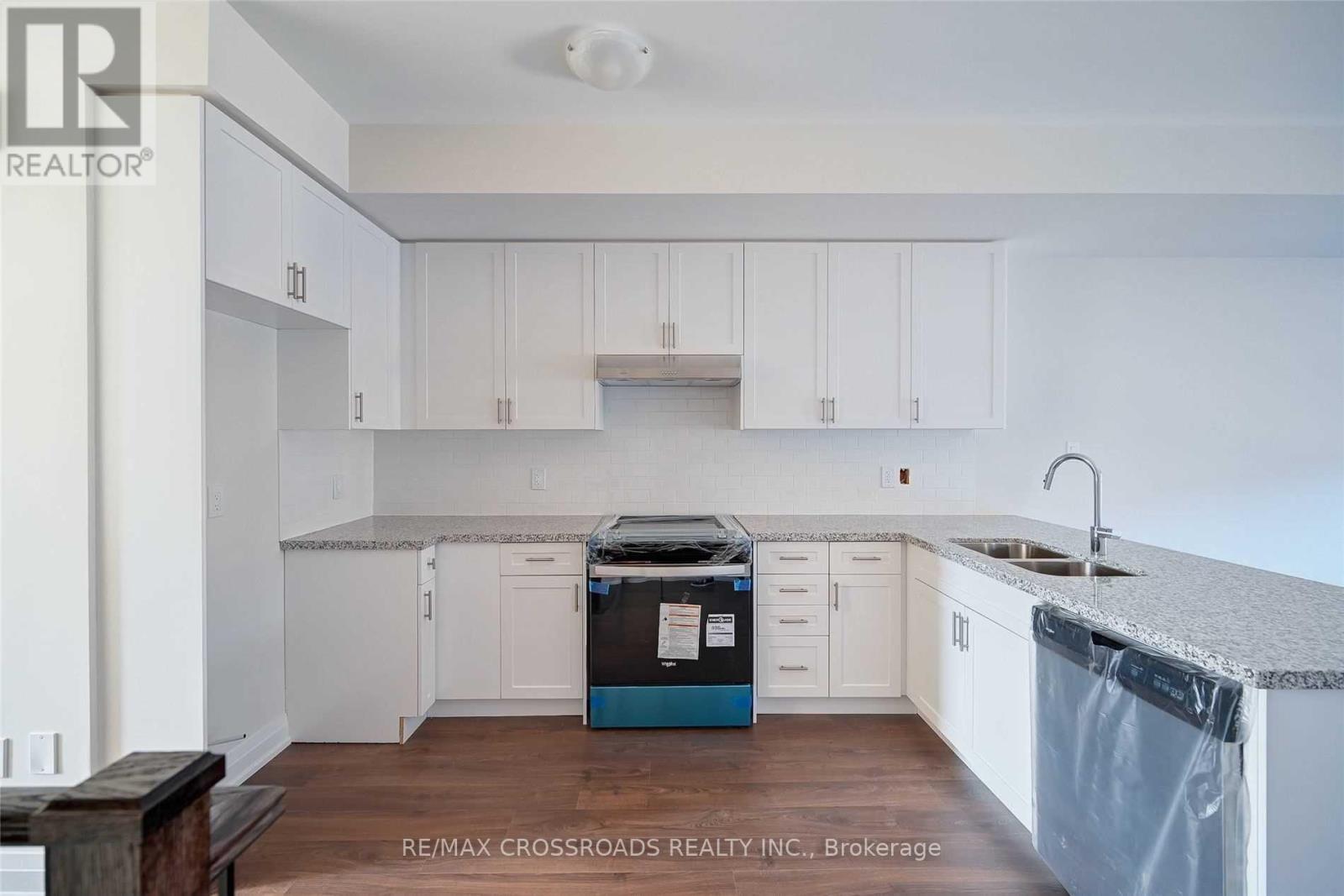 37 Creekbank Road, Toronto (Rustic), Ontario  M6L 0A3 - Photo 2 - W12879318