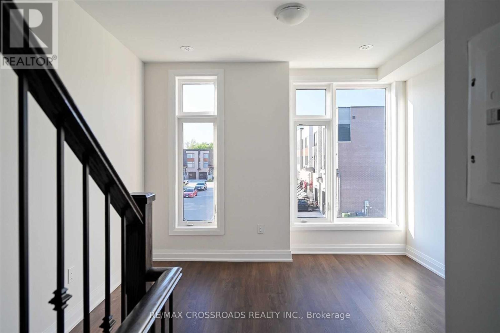 37 Creekbank Road, Toronto (Rustic), Ontario  M6L 0A3 - Photo 4 - W12879318