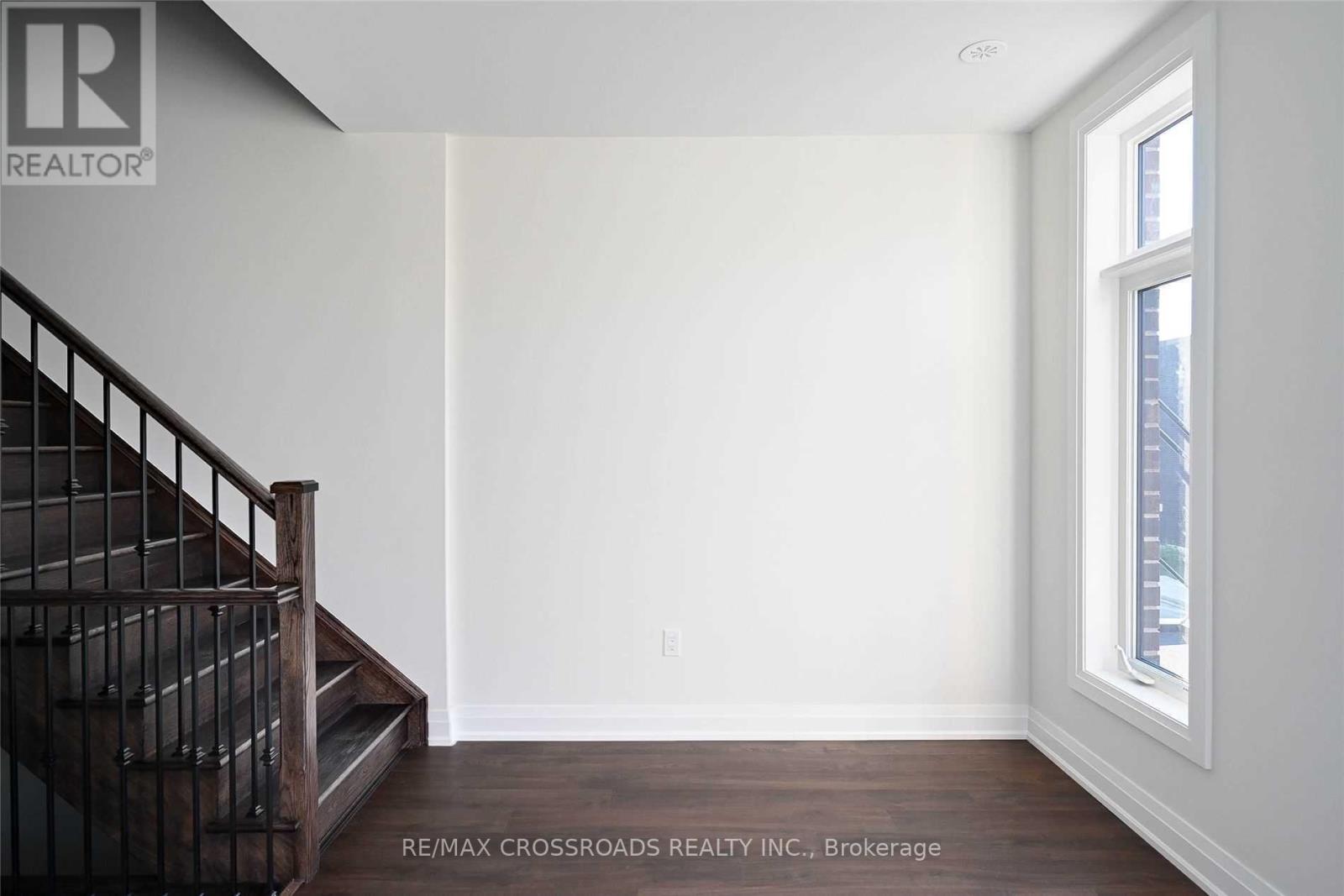 37 Creekbank Road, Toronto (Rustic), Ontario  M6L 0A3 - Photo 5 - W12879318