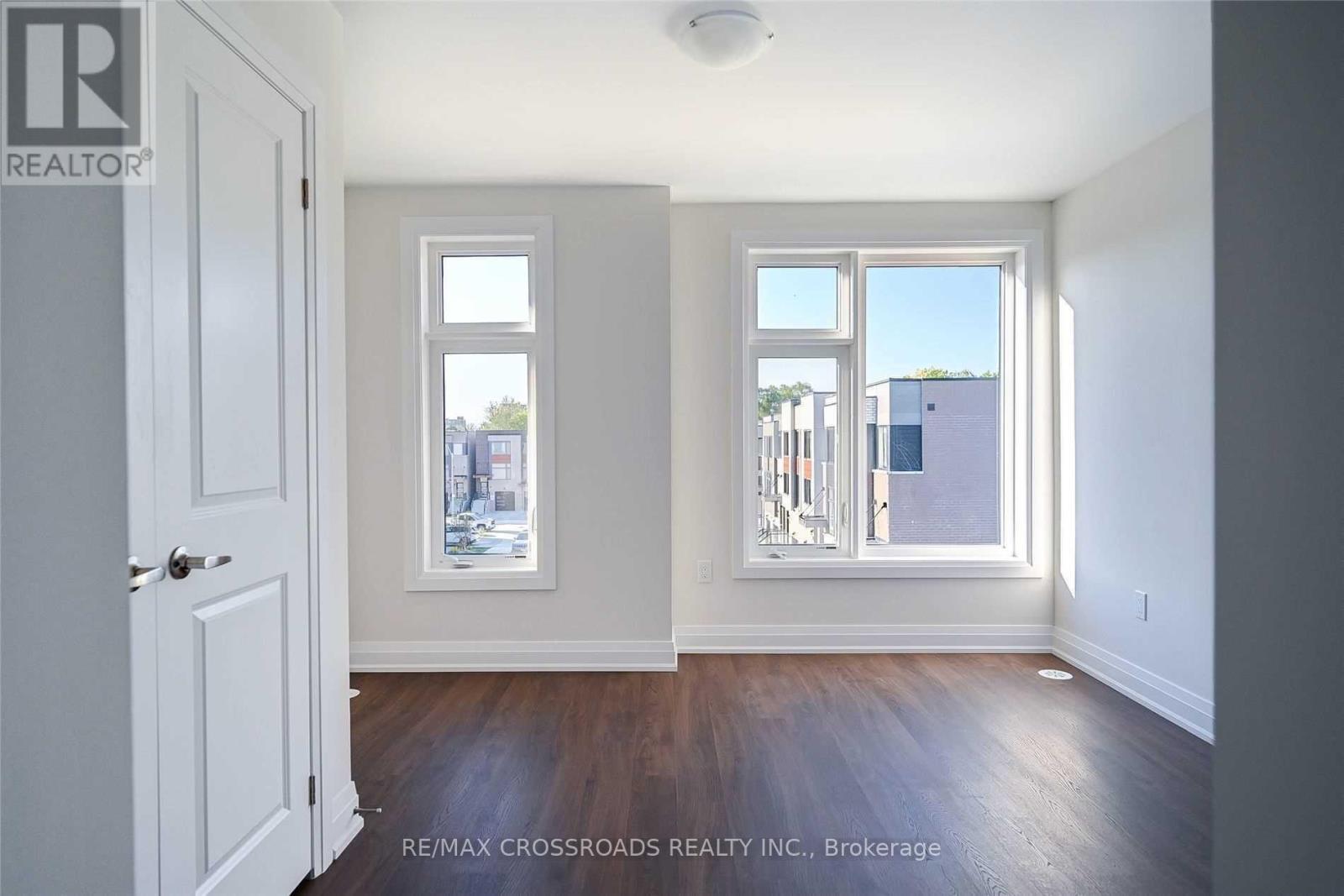 37 Creekbank Road, Toronto (Rustic), Ontario  M6L 0A3 - Photo 7 - W12879318