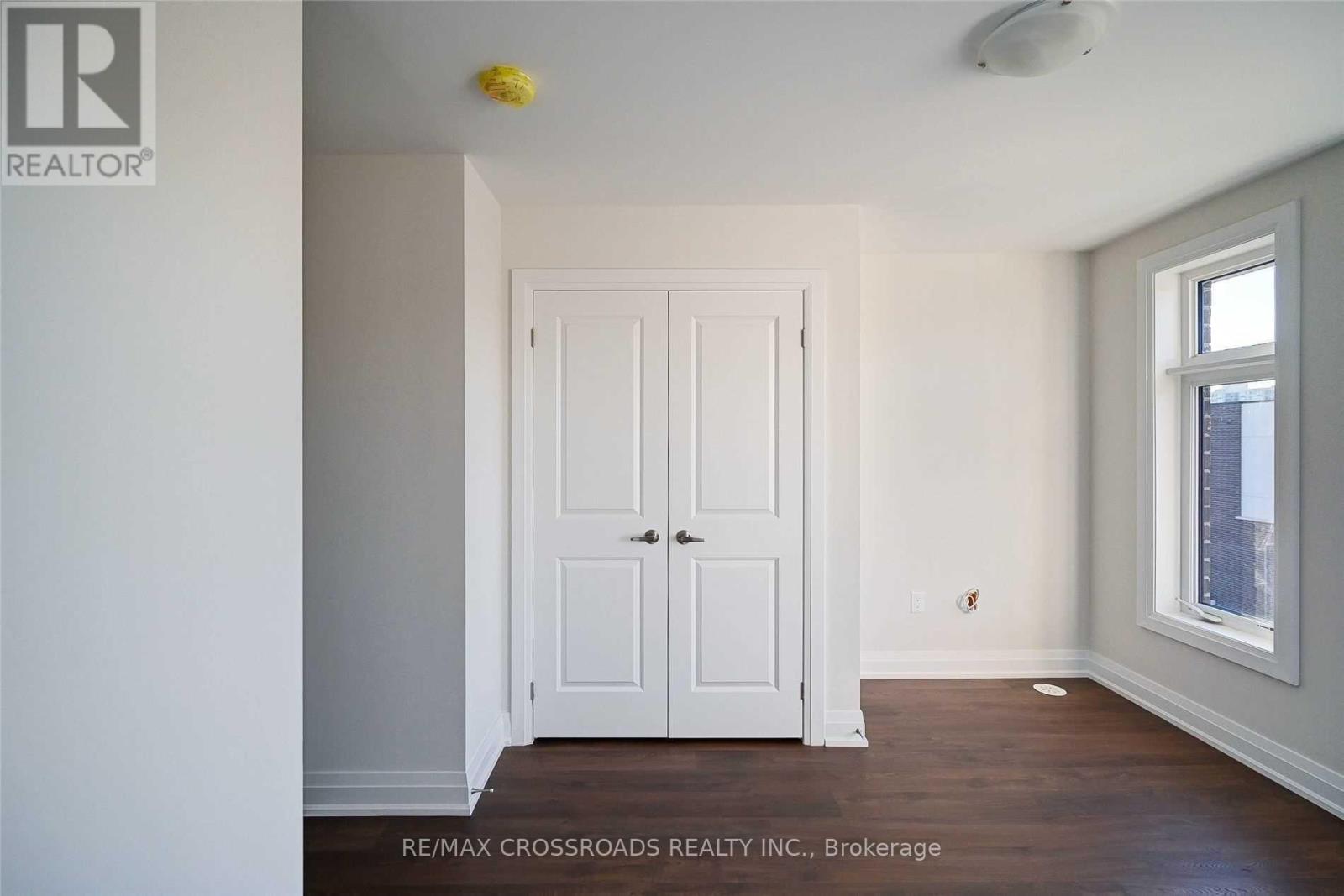 37 Creekbank Road, Toronto (Rustic), Ontario  M6L 0A3 - Photo 8 - W12879318