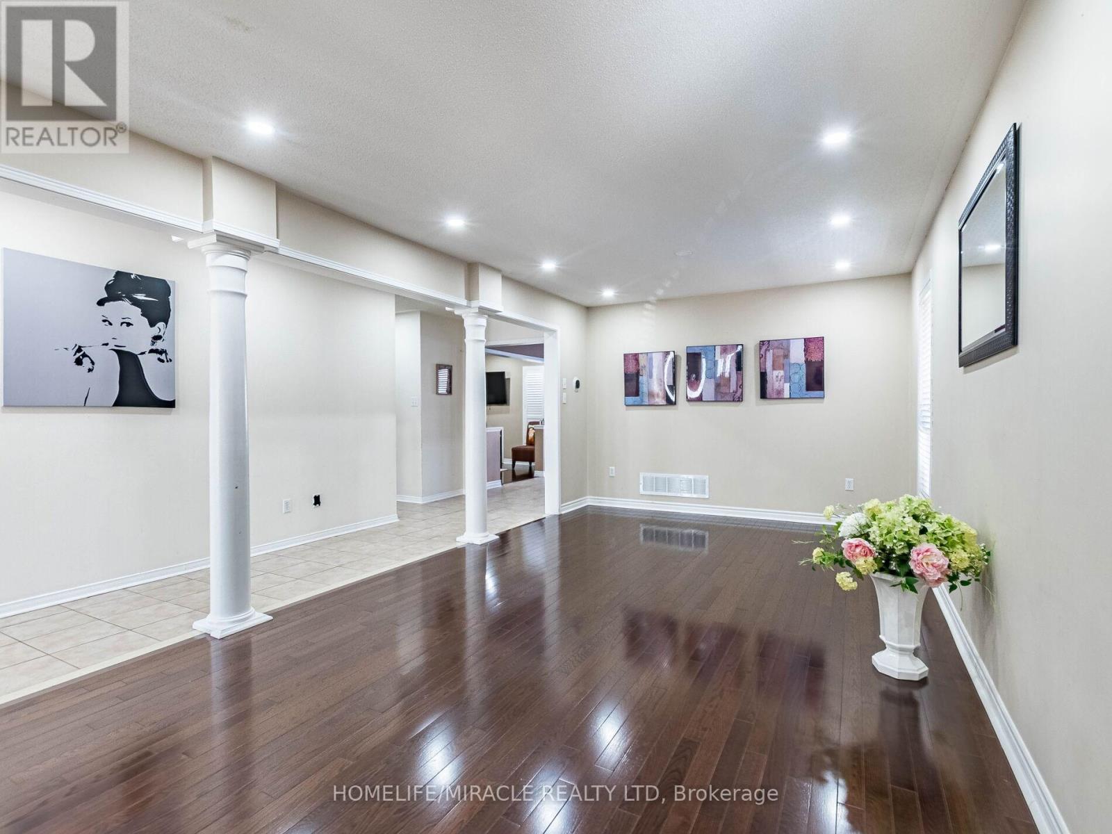 5 Sams Crescent, Brampton (Fletcher's Meadow), Ontario  L7A 3T8 - Photo 10 - W12879334