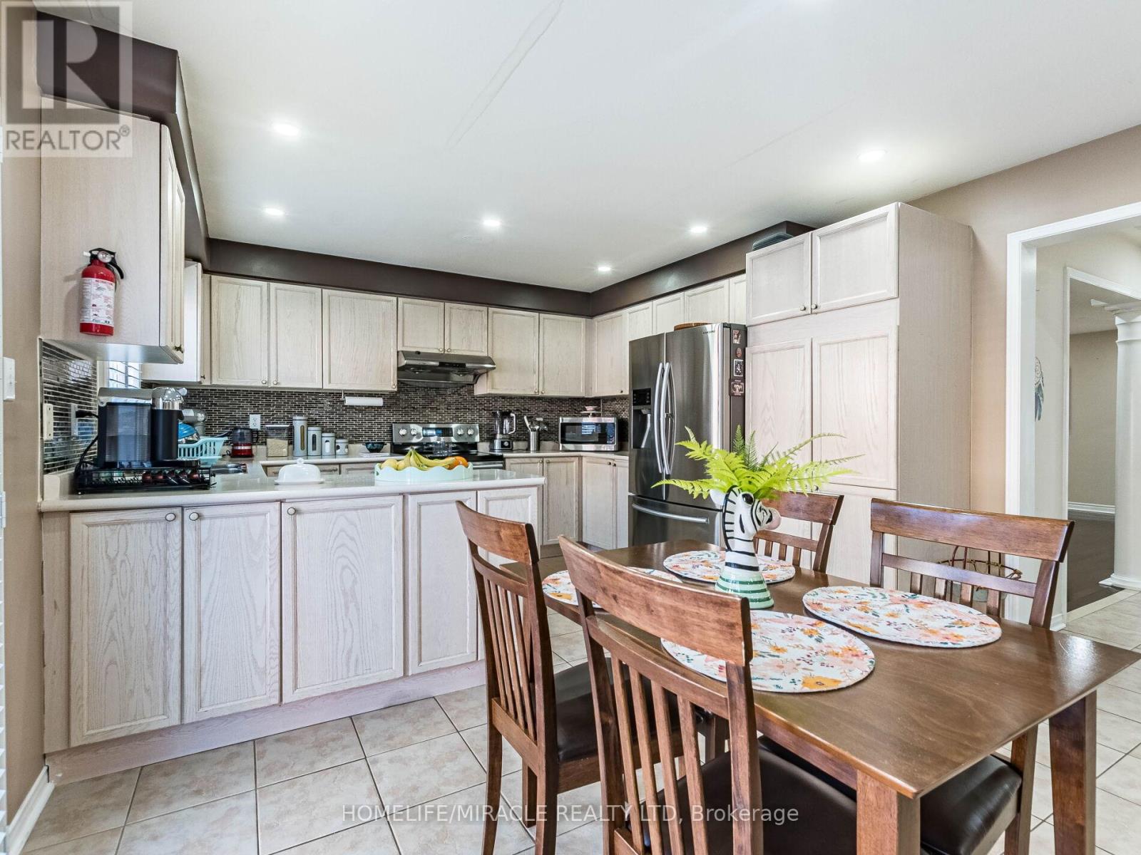 5 Sams Crescent, Brampton (Fletcher's Meadow), Ontario  L7A 3T8 - Photo 17 - W12879334