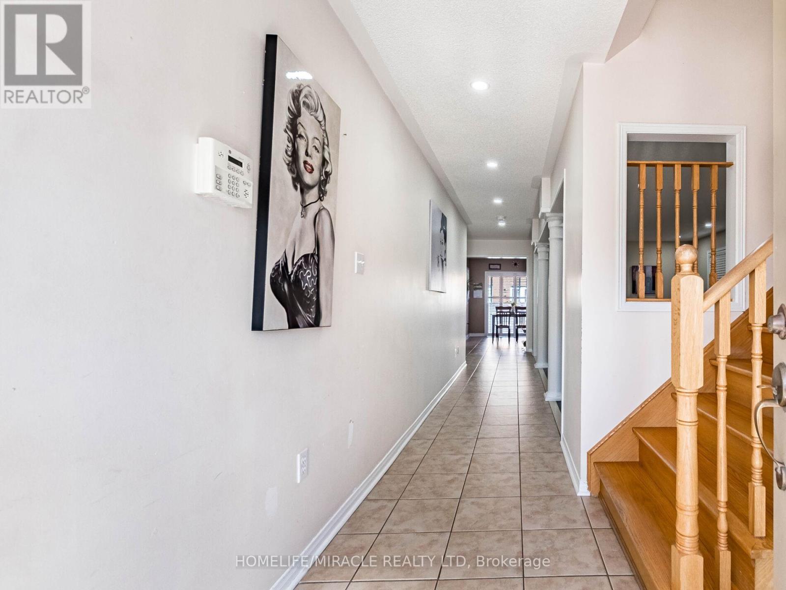 5 Sams Crescent, Brampton (Fletcher's Meadow), Ontario  L7A 3T8 - Photo 4 - W12879334