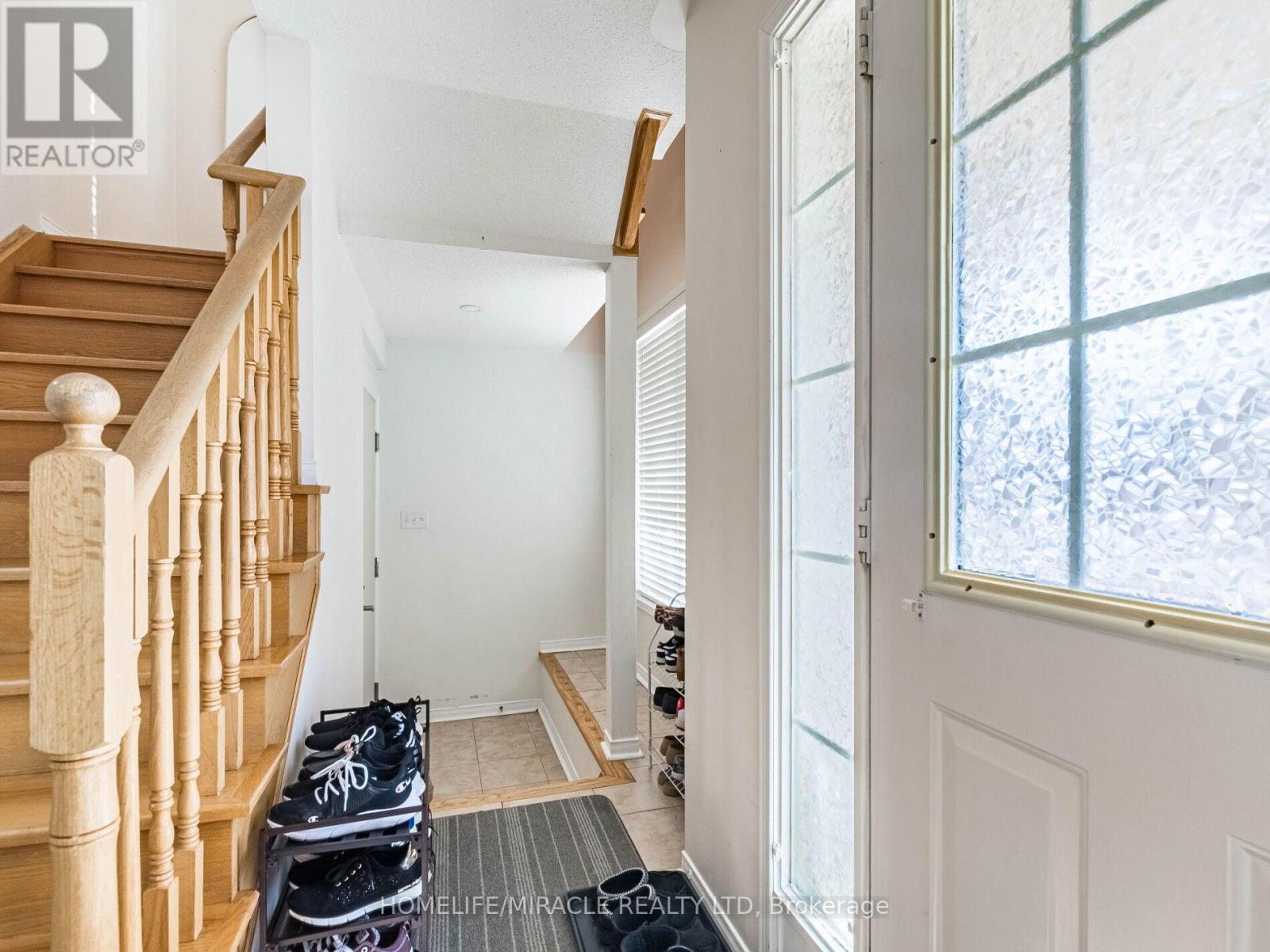 5 Sams Crescent, Brampton (Fletcher's Meadow), Ontario  L7A 3T8 - Photo 5 - W12879334