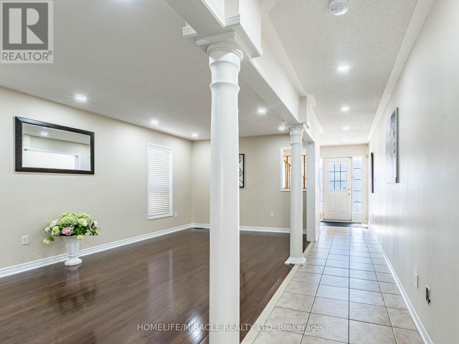 5 Sams Crescent, Brampton (Fletcher's Meadow), Ontario  L7A 3T8 - Photo 8 - W12879334