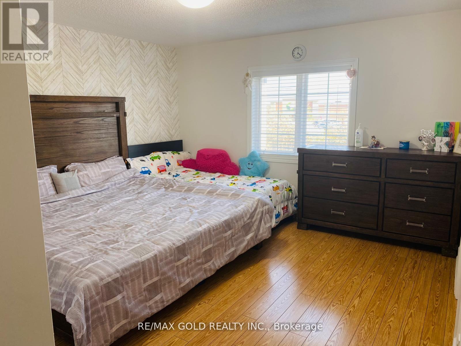 Upper - 110 Monaco Court, Brampton (Fletcher's Meadow), Ontario  L7A 1X2 - Photo 10 - W12879404