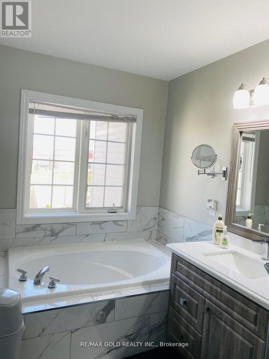 Upper - 110 Monaco Court, Brampton (Fletcher's Meadow), Ontario  L7A 1X2 - Photo 11 - W12879404