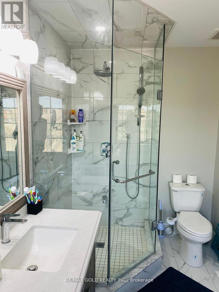 Upper - 110 Monaco Court, Brampton (Fletcher's Meadow), Ontario  L7A 1X2 - Photo 12 - W12879404