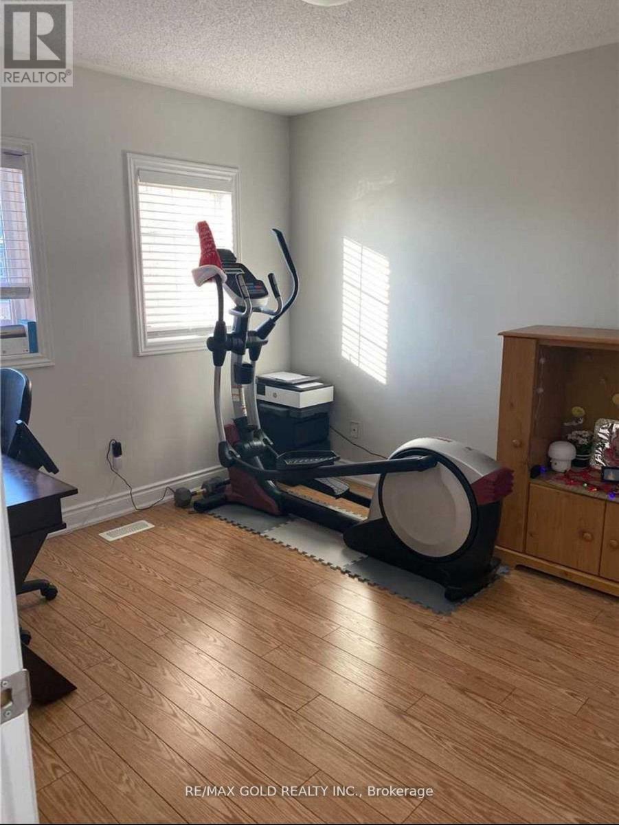 Upper - 110 Monaco Court, Brampton (Fletcher's Meadow), Ontario  L7A 1X2 - Photo 14 - W12879404