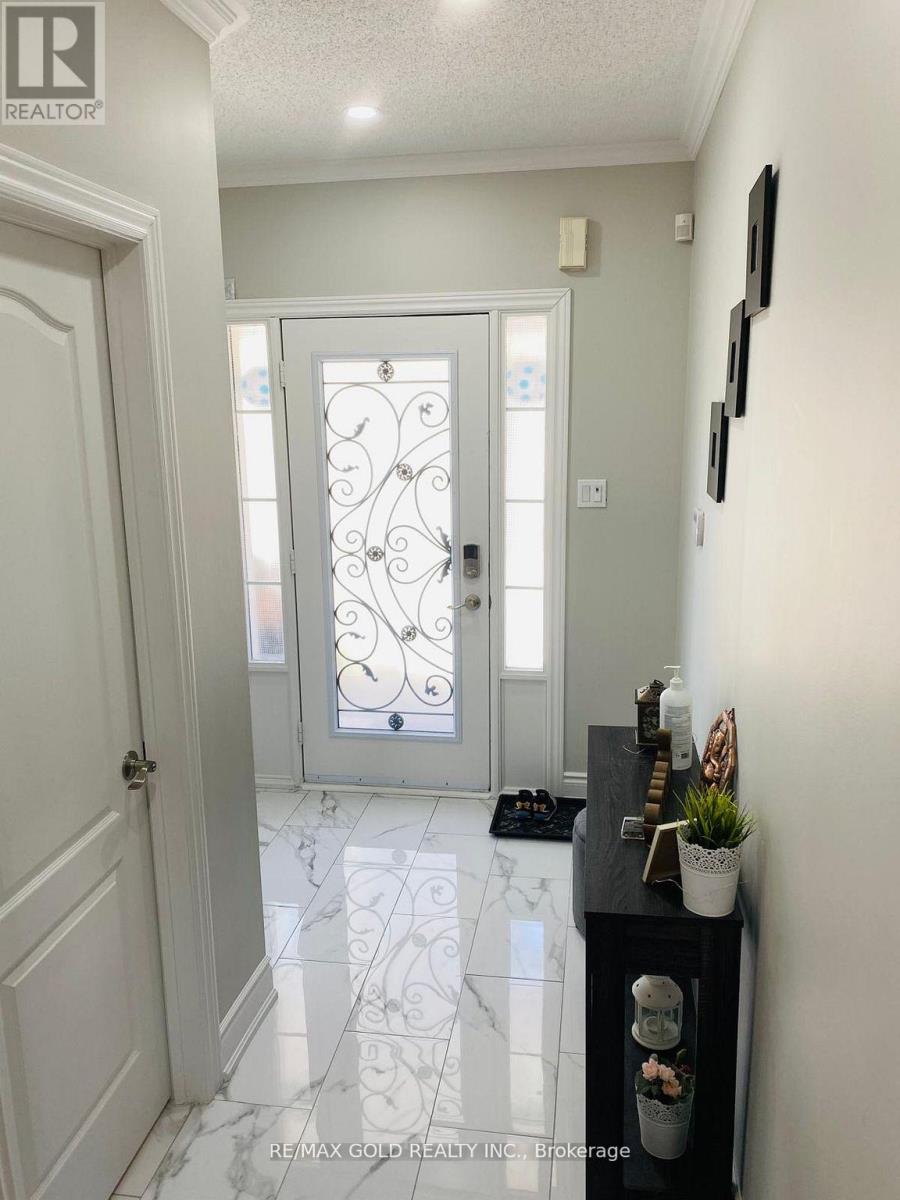 Upper - 110 Monaco Court, Brampton (Fletcher's Meadow), Ontario  L7A 1X2 - Photo 3 - W12879404