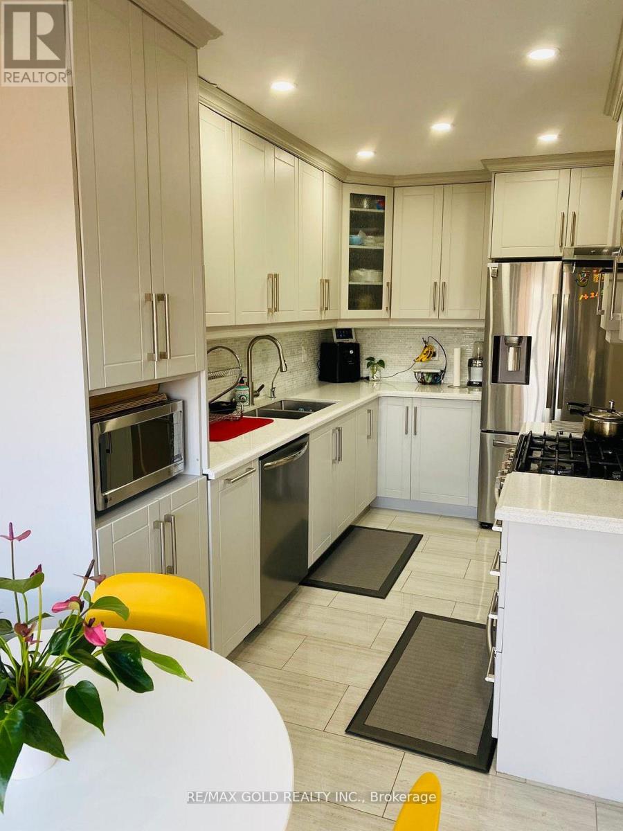 Upper - 110 Monaco Court, Brampton (Fletcher's Meadow), Ontario  L7A 1X2 - Photo 5 - W12879404