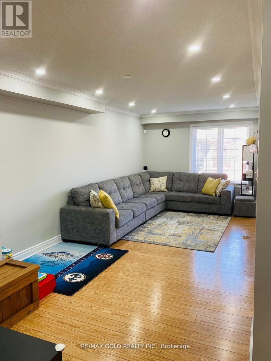 Upper - 110 Monaco Court, Brampton (Fletcher's Meadow), Ontario  L7A 1X2 - Photo 7 - W12879404