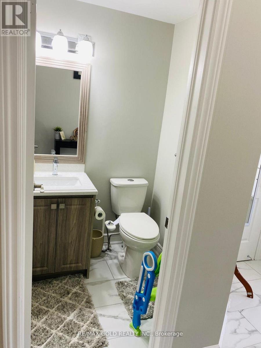 Upper - 110 Monaco Court, Brampton (Fletcher's Meadow), Ontario  L7A 1X2 - Photo 9 - W12879404