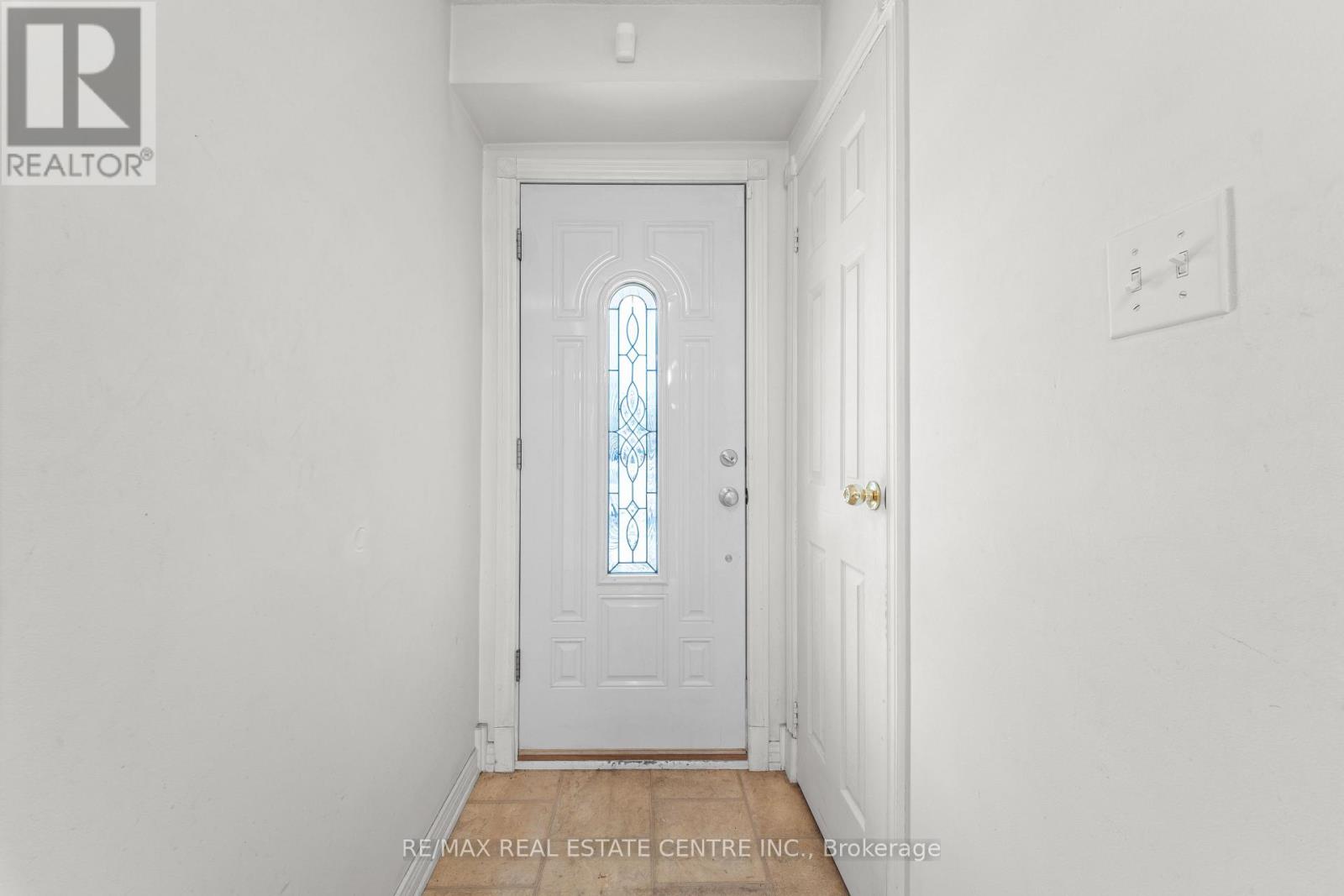 86 Judith Crescent, Brampton (Northgate), Ontario  L6S 3J4 - Photo 3 - W12879406