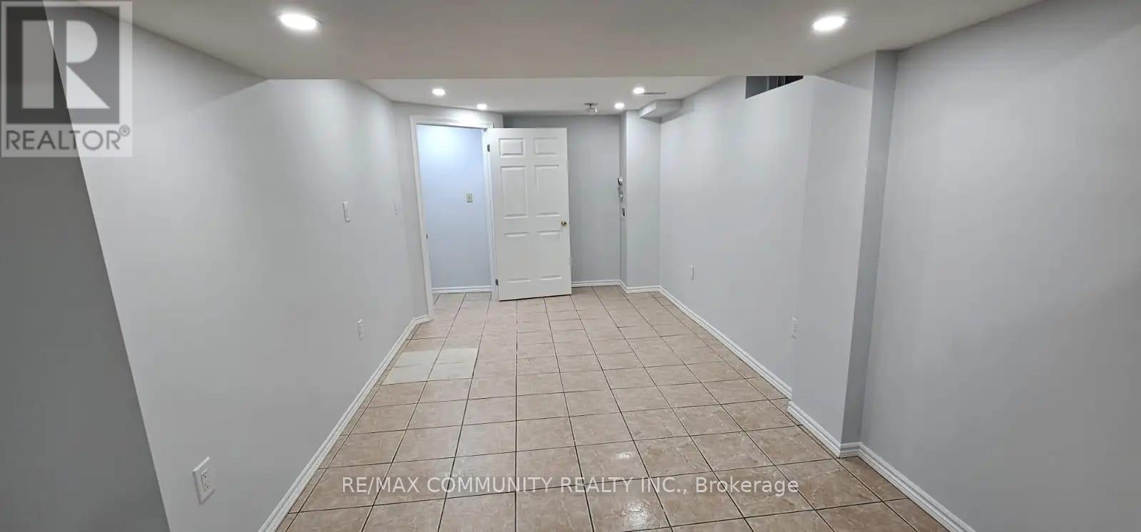 91 Vivians Crescent, Brampton (Fletcher's West), Ontario  L6Y 4V5 - Photo 4 - W12879424