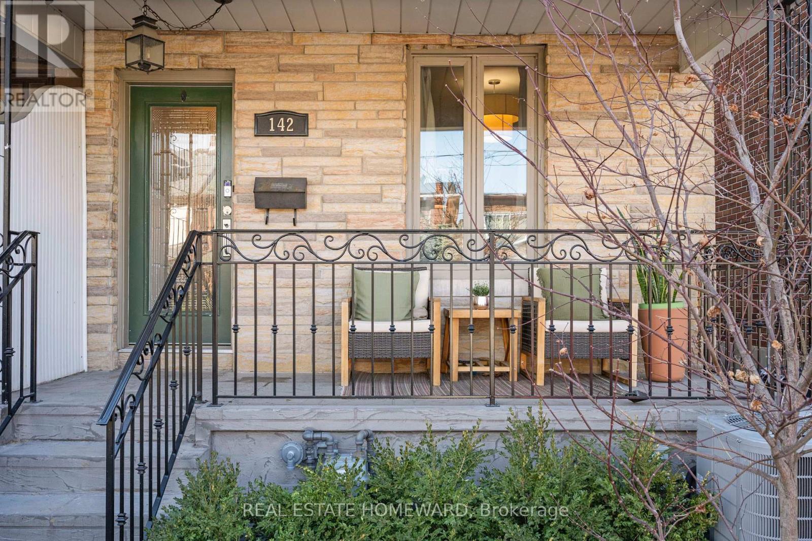 <div class="slider-price">$1,179,000</div><p>142 Bellwoods Avenue, Toronto, Ontario</p>