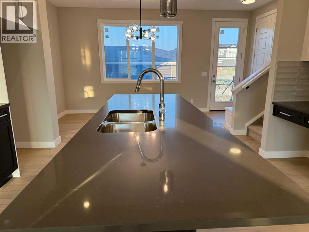 302 Sundown Road, Cochrane, Alberta  T4C 3H2 - Photo 7 - A2256036