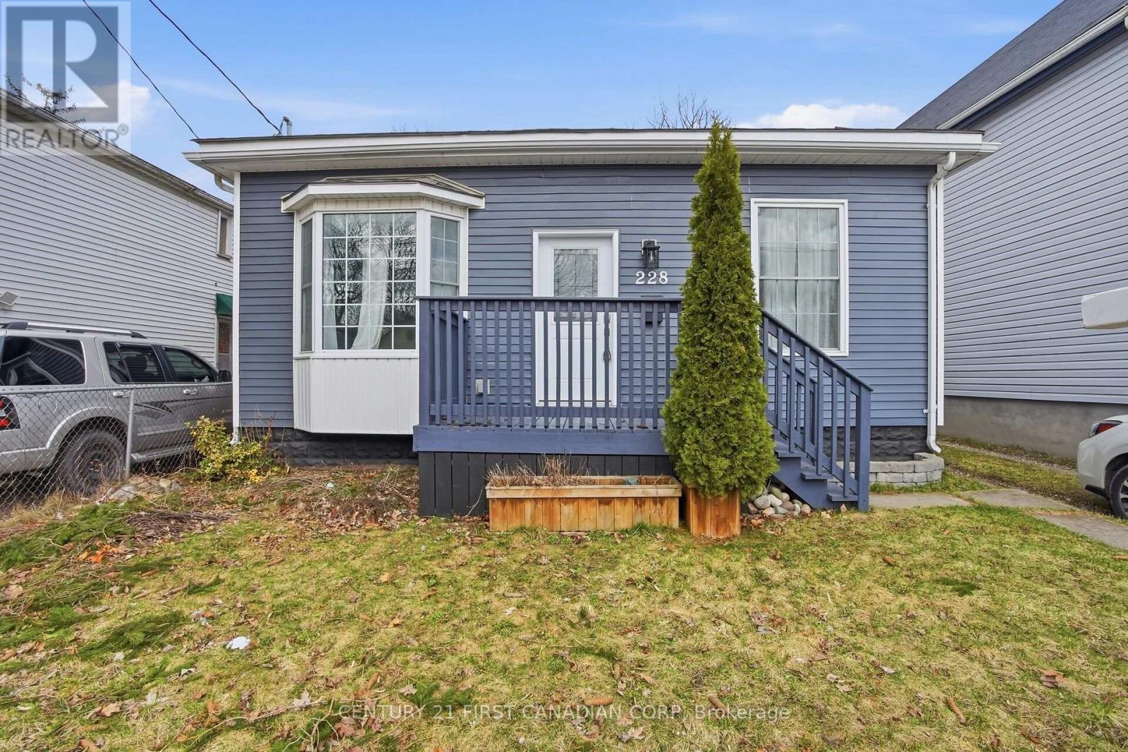 228 South Street, London East, Ontario  N6B 1B4 - Photo 2 - X12879638