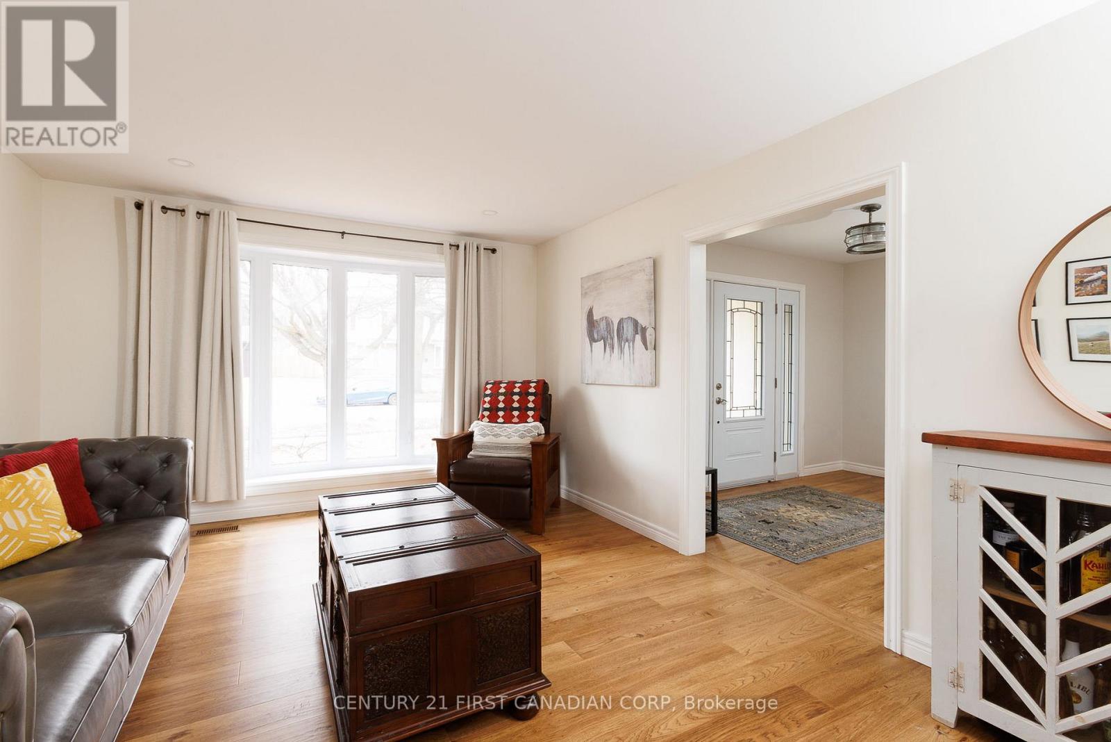 737 Village Green Avenue, London South, Ontario  N6K 1H3 - Photo 4 - X12879718