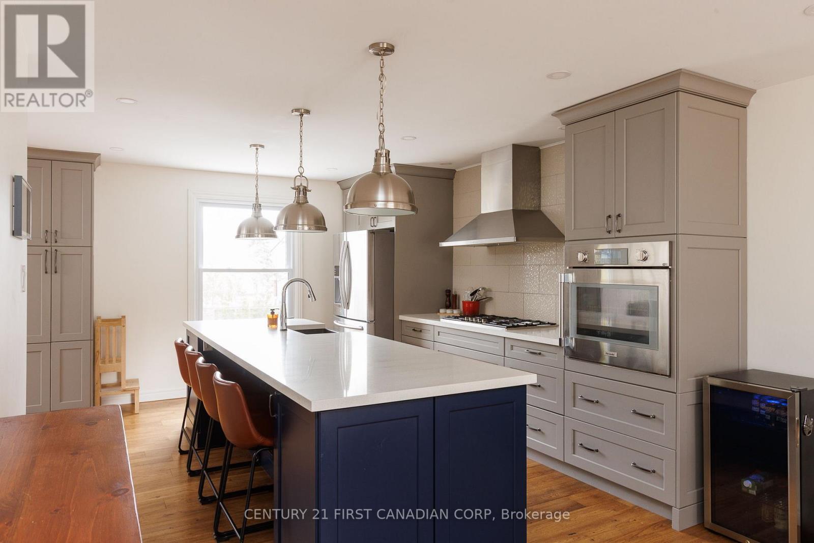 737 Village Green Avenue, London South, Ontario  N6K 1H3 - Photo 5 - X12879718