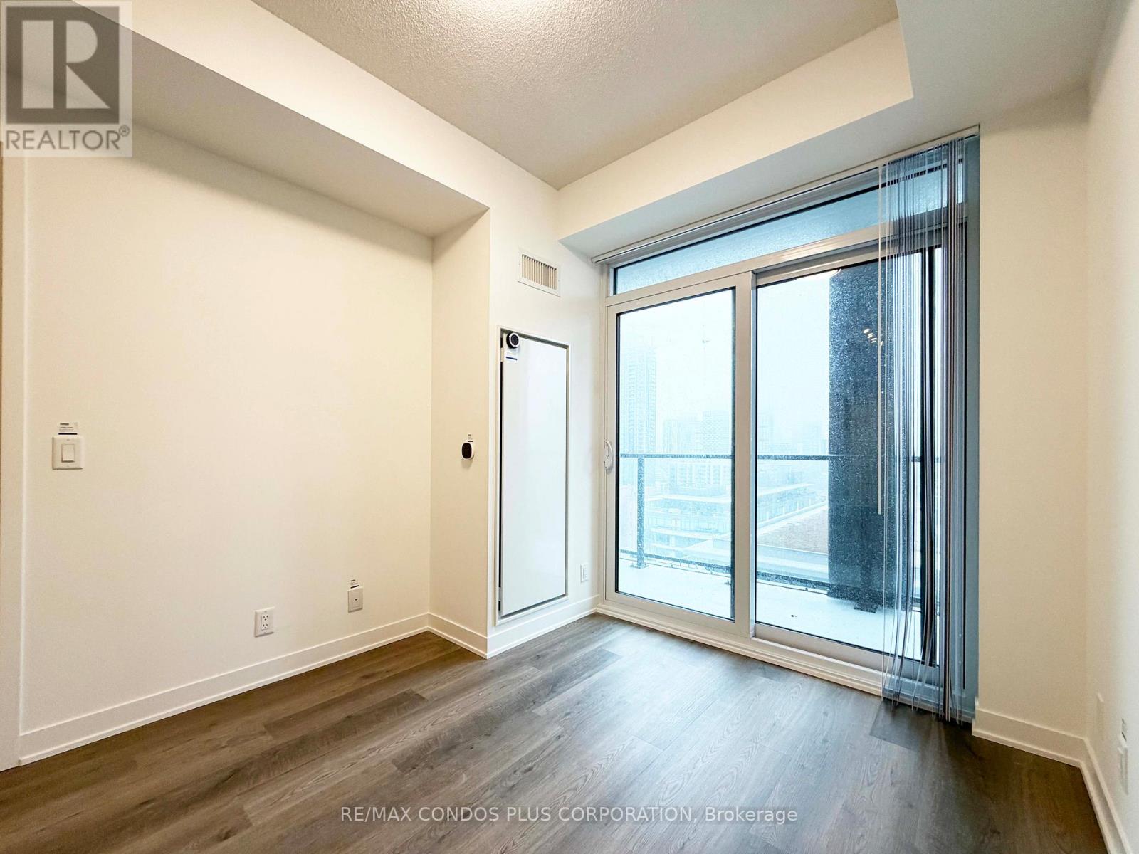 2215 - 180 Front Street E, Toronto (Moss Park), Ontario  M5A 0A9 - Photo 4 - C12879656