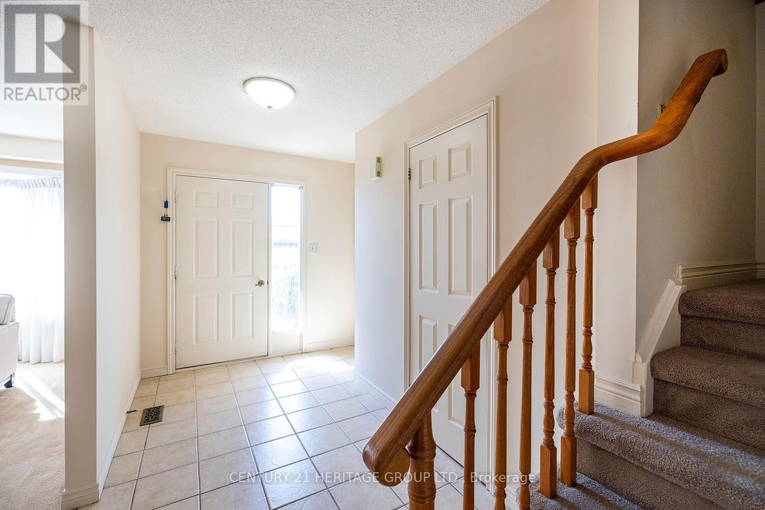 804 Mahina Street, Oshawa, Ontario  L1J 7S2 - Photo 3 - E12879522