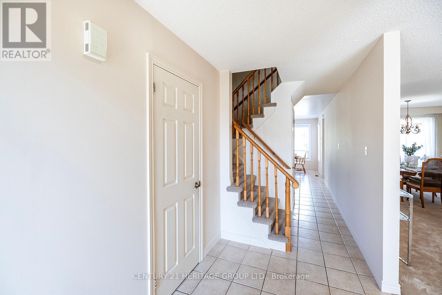 804 Mahina Street, Oshawa, Ontario  L1J 7S2 - Photo 4 - E12879522