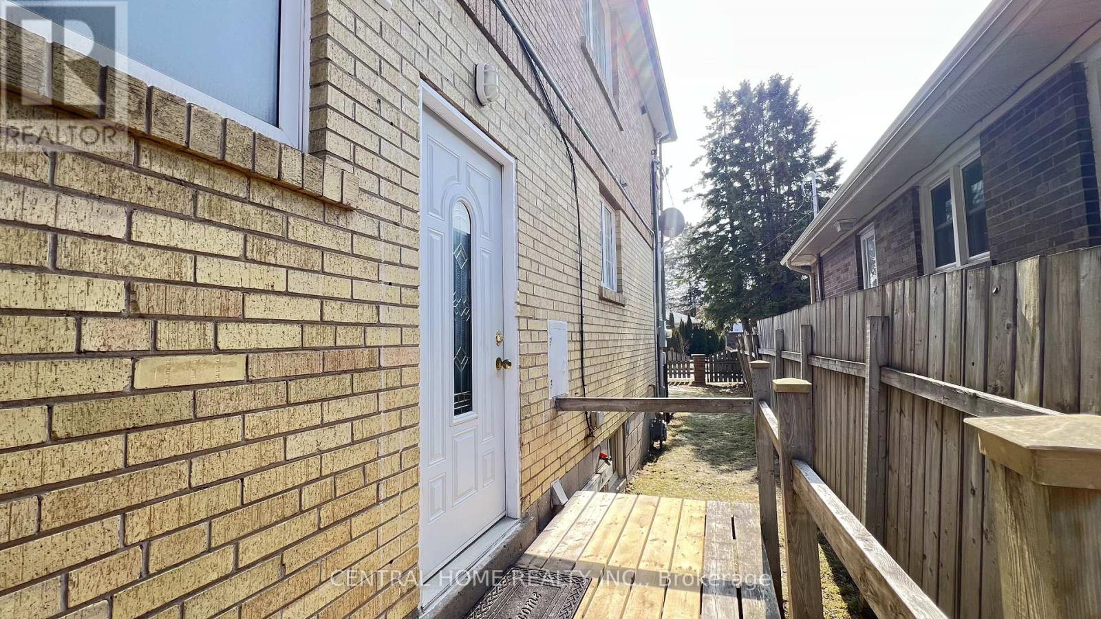 210 Jacey Ann Drive, Richmond Hill (Mill Pond), Ontario  L4C 4N5 - Photo 2 - N12879628