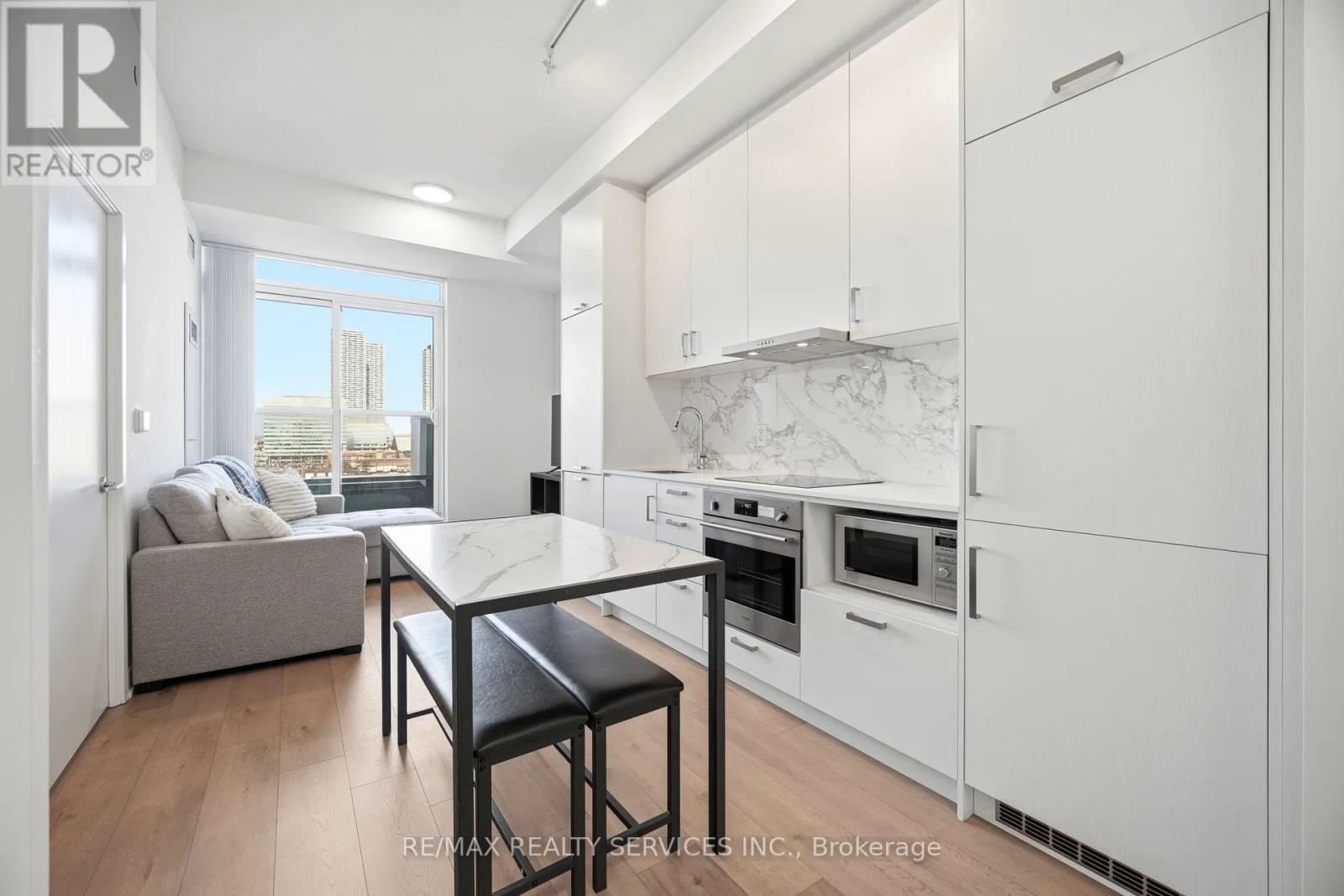 1007 - 60 Honeycrisp Crescent, Vaughan, Ontario  L4K 0N5 - Photo 11 - N12879652