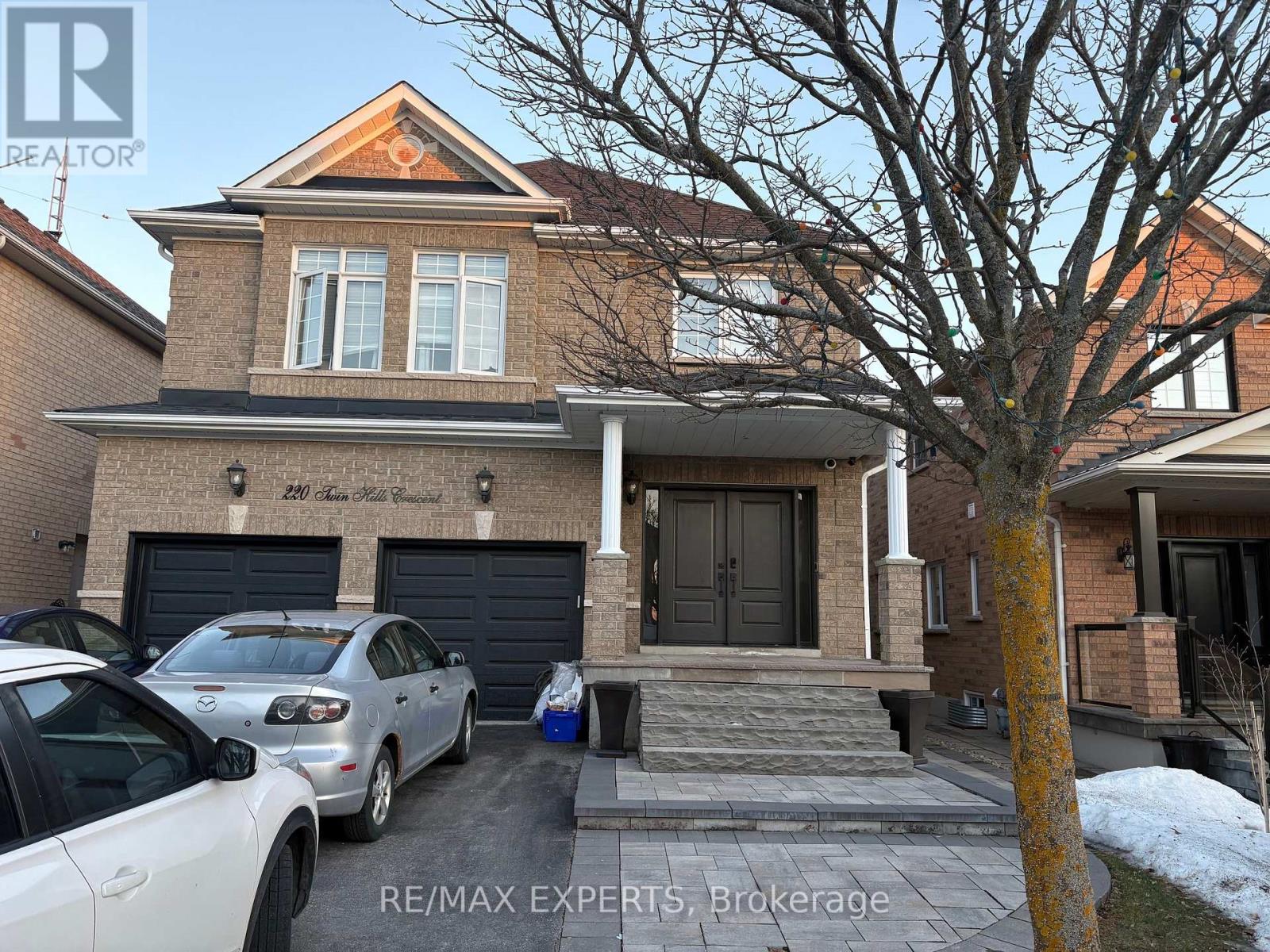 220 TWIN HILLS CRESCENT, Vaughan, Ontario