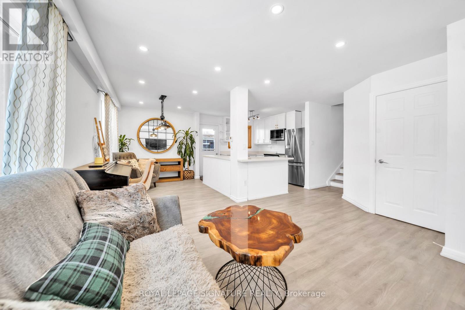 21 Huron Court, Aurora, Ontario  L4G 2X7 - Photo 9 - N12879774