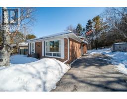 21 HURON COURT, Aurora, Ontario