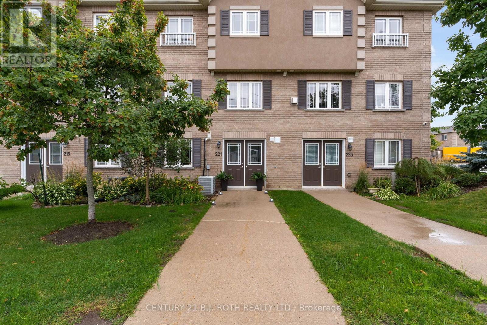 221 HARVIE ROAD, Barrie, Ontario